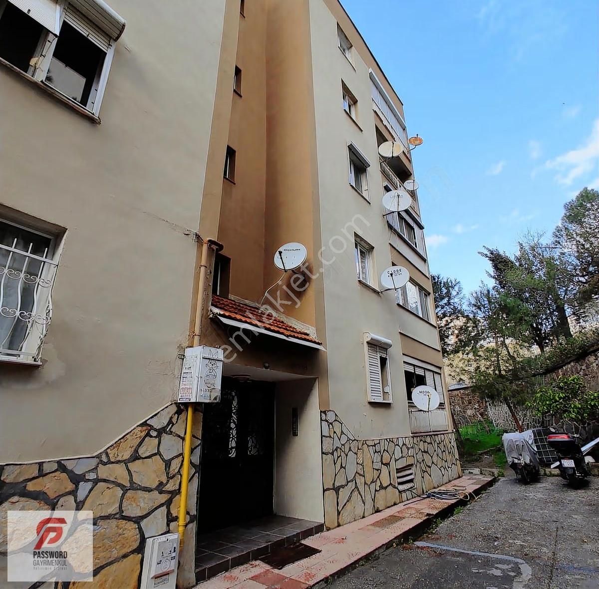 Çiğli Çağdaş Mahallesinde Satılık 3+1 Daire