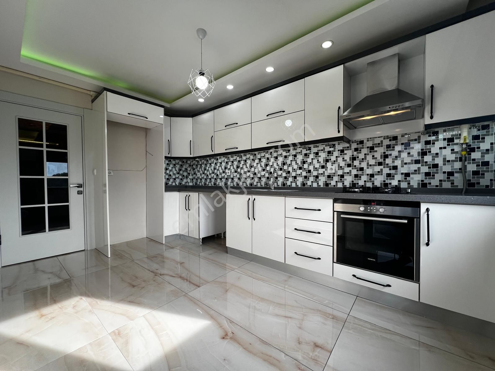 Yiğit'ten Akçay'da 3+1 Ebeveyn Banyolu Geniş Ön Cephe Lüks Daire