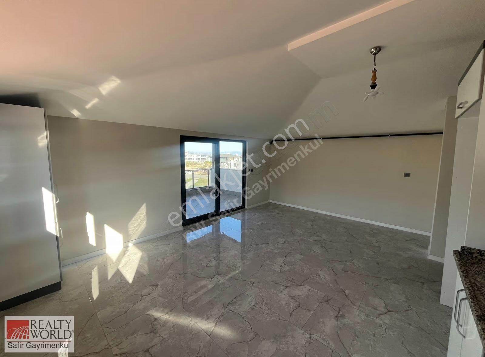 Hallaçlar'da 2+1 Önü Yeşil Alan Geniş Balkonlu Kiralık Daire