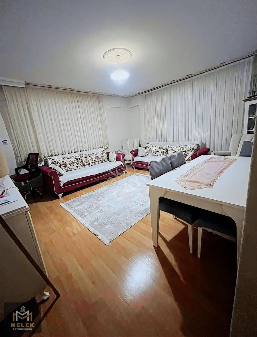 Melek Gayrimenkulden Hürriyette 3 Katlı Binada Satılık 1. Kat