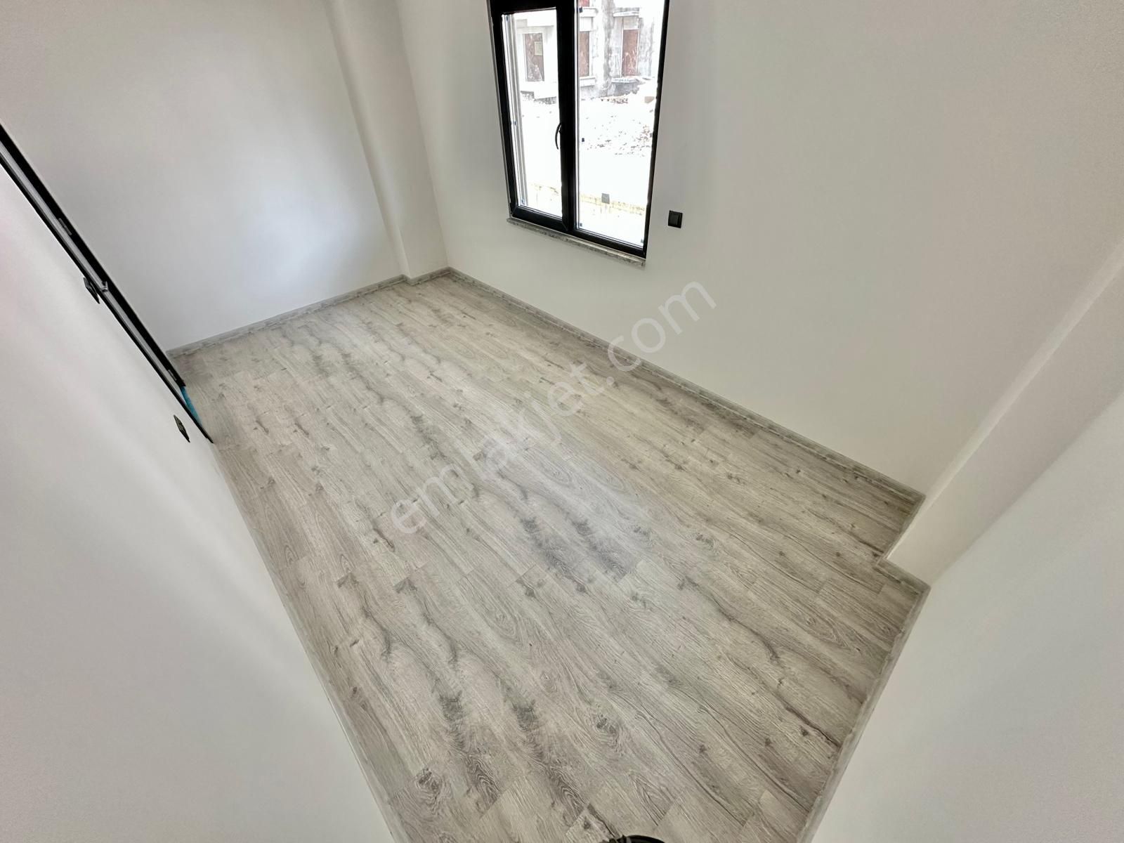 ⭐akçay Ay Emlak'tan⭐ Kapalı Balkonlu Yerden Isıtmalı Şık Tasarımlı Ön Cephe Satılık 1+1 Lüks Daire - Görsel 18