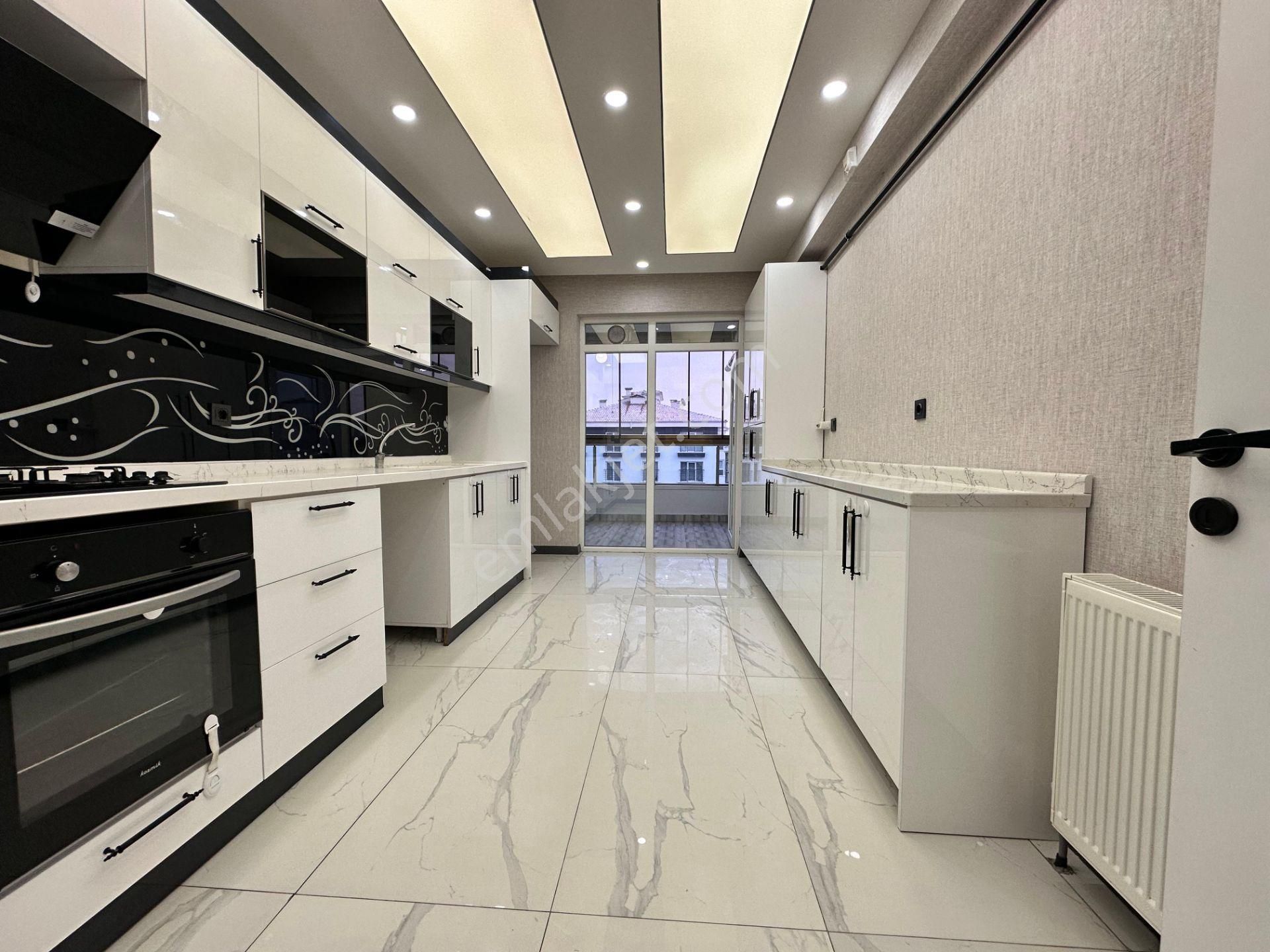 Park Okul Cadde Üçgenin De Ara Katta 2 Banyolu 3+1 Daire - Görsel 13