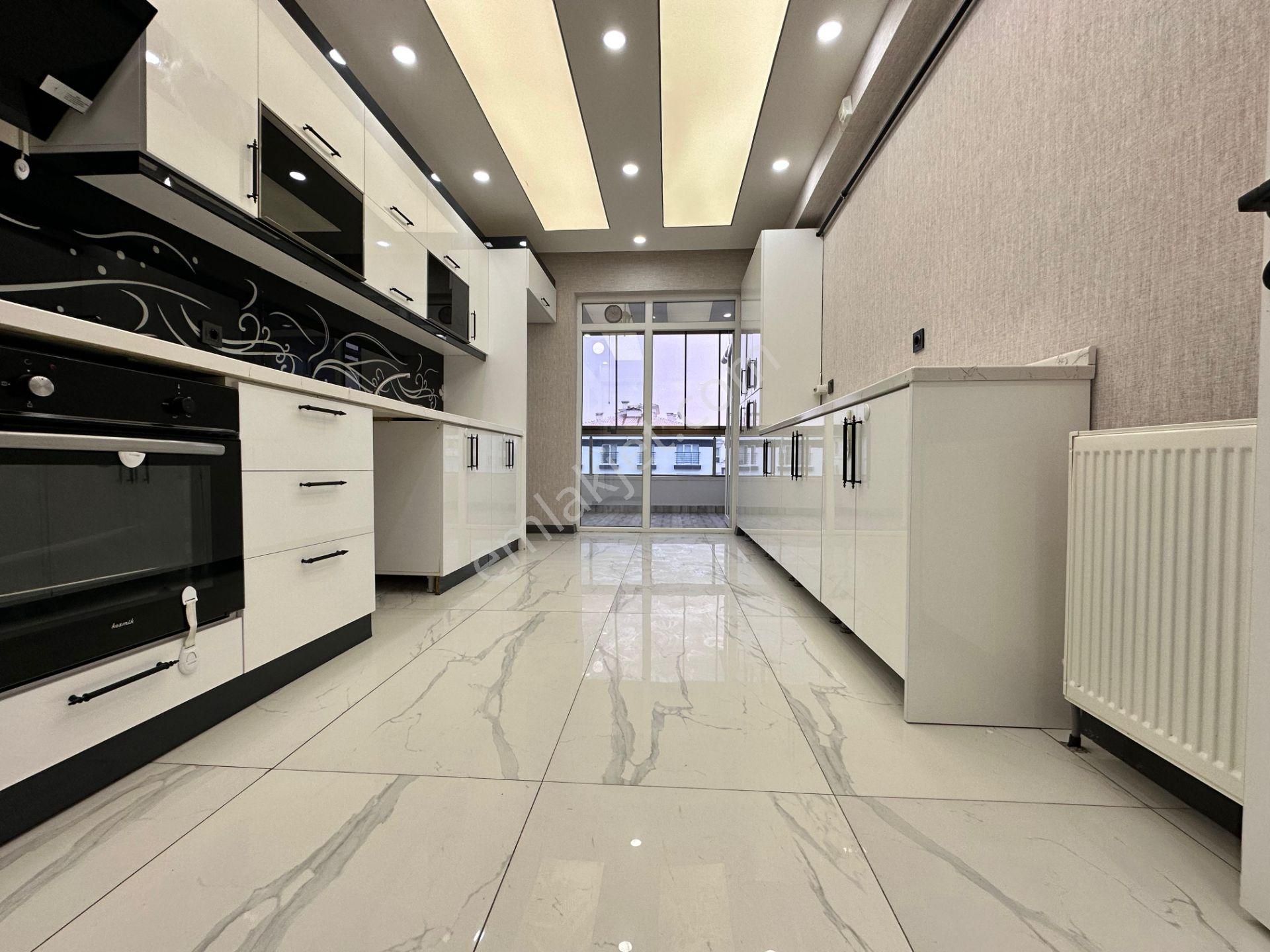 Park Okul Cadde Üçgenin De Ara Katta 2 Banyolu 3+1 Daire