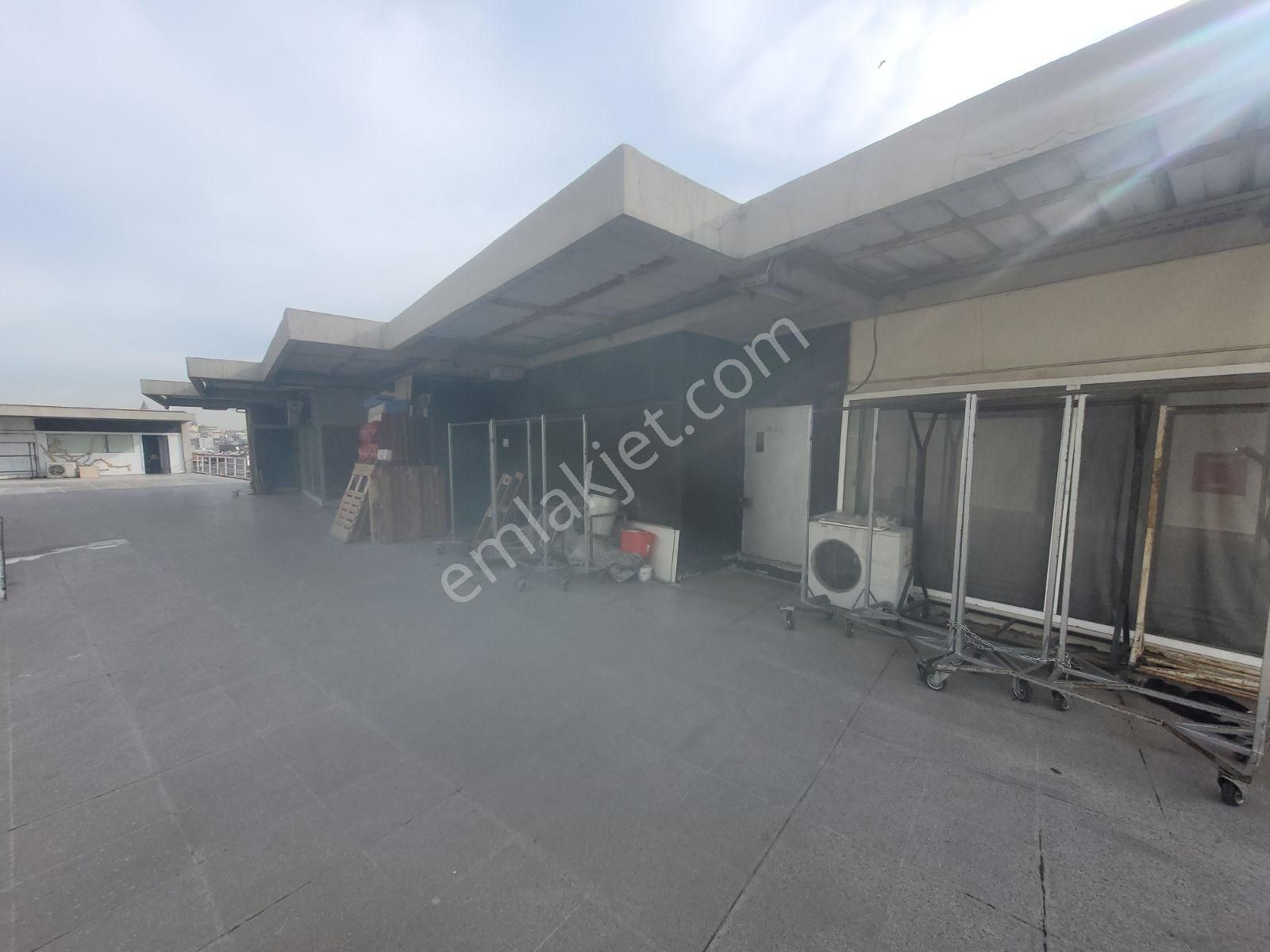 İmç'de 5. Blok'ta Satılık Boş Dükkan Depo Mağaza