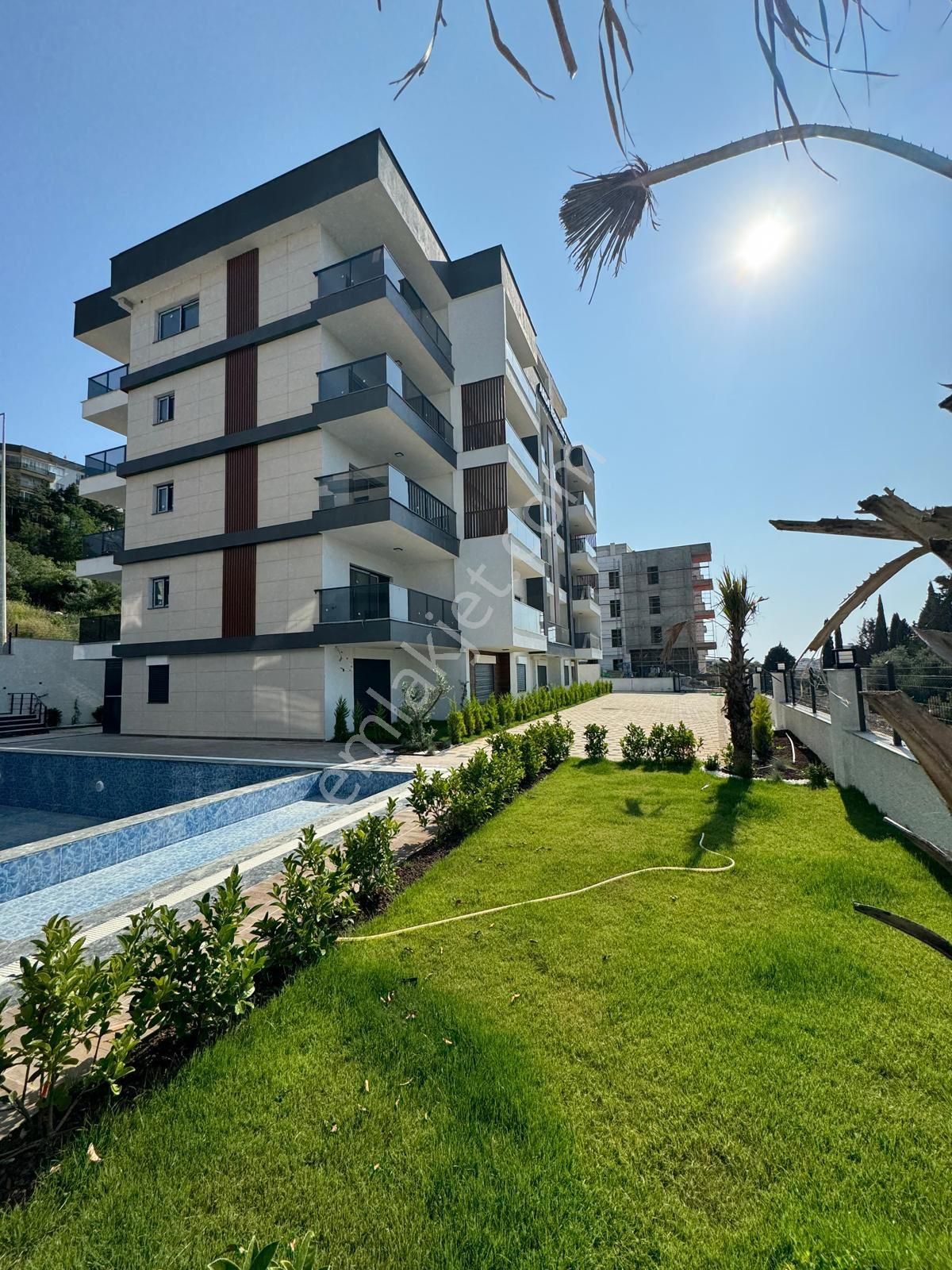 Kuşadasında 3+1 Geniş Kullanımlı Havuzlu Sitede Lüks Daire - Görsel 2