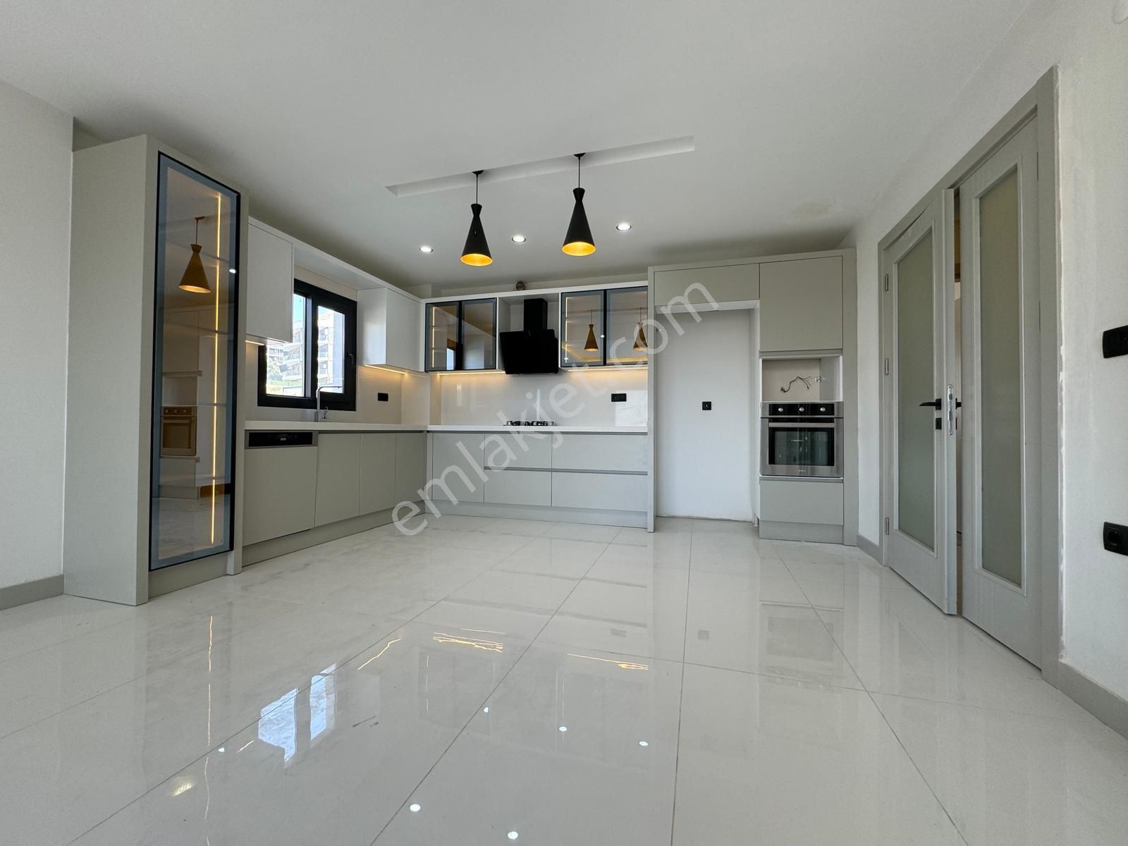 Kuşadasında 3+1 Geniş Kullanımlı Havuzlu Sitede Lüks Daire - Görsel 5