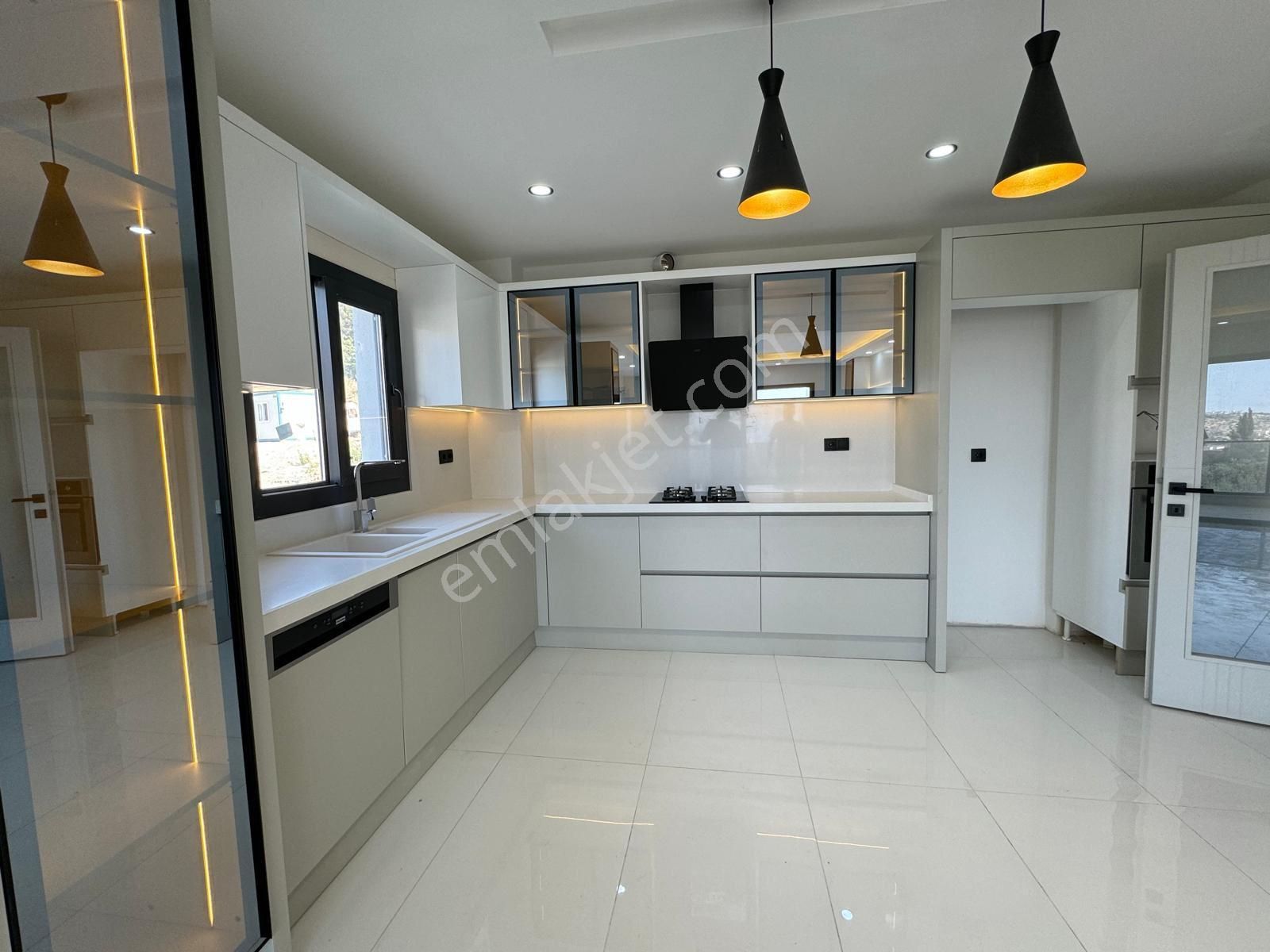 Kuşadasında 3+1 Geniş Kullanımlı Havuzlu Sitede Lüks Daire - Görsel 6