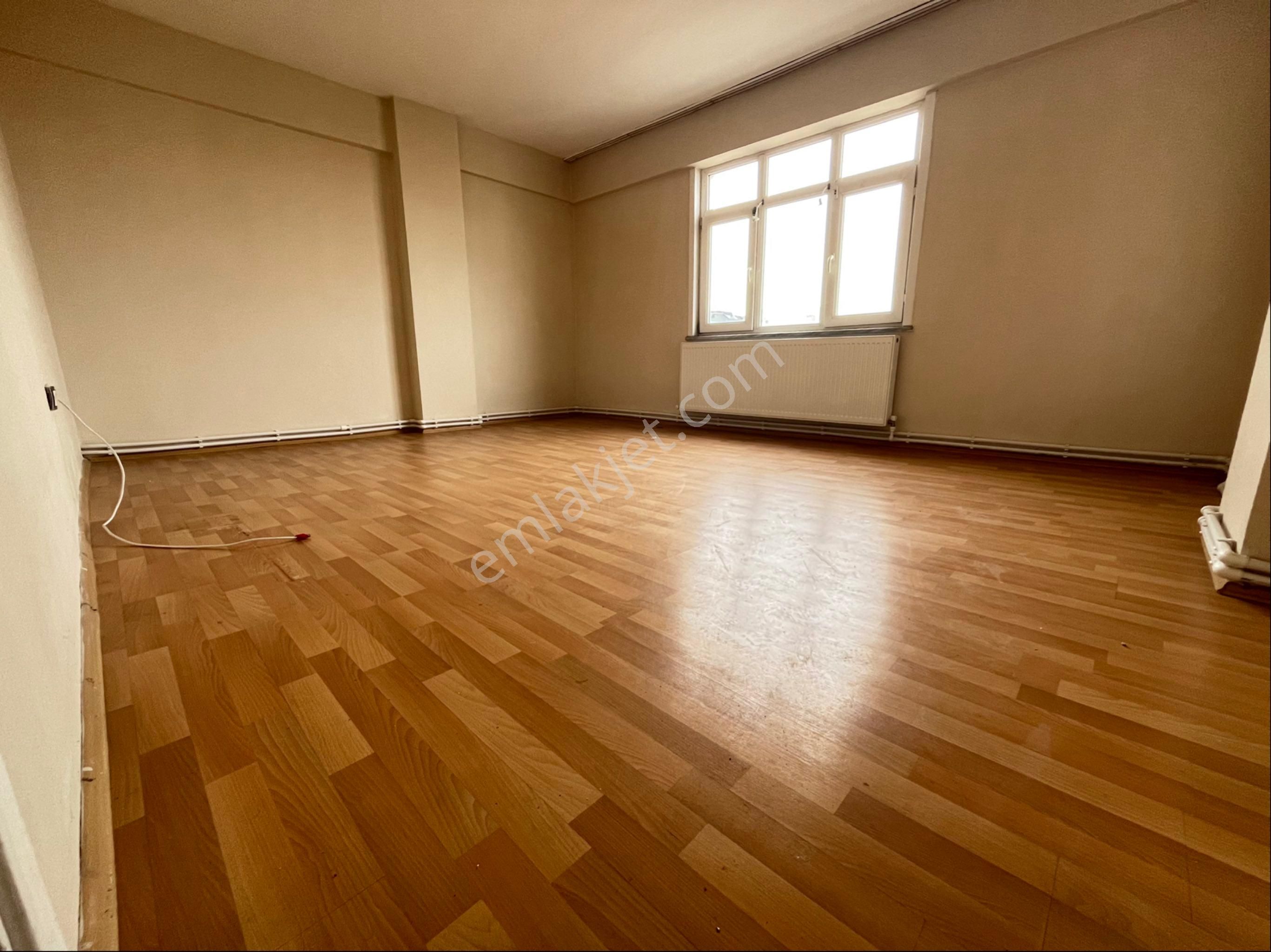 Sultanbeyli Merkezde Bekar Veya Aileye Uygun Güzel Konumda 3+1 Daire