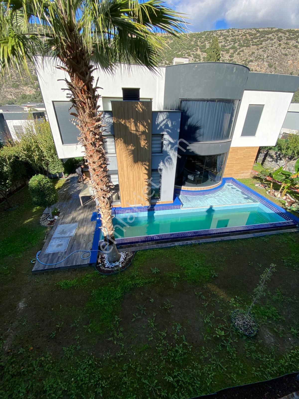 Kuşadasında Müstakil Bahçeli Özel Havuzlu Merkezi Konumda 4+1 Lüks Villa - Görsel 26