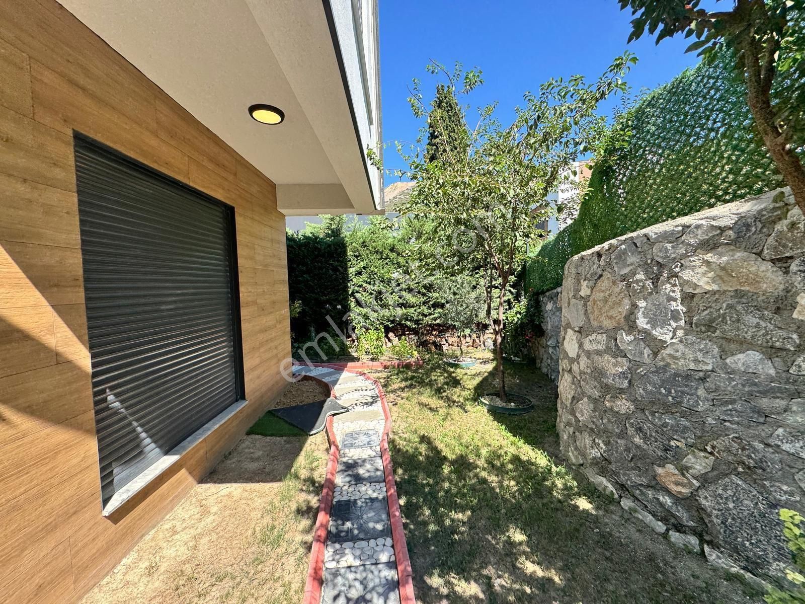 Kuşadasında Müstakil Bahçeli Özel Havuzlu Merkezi Konumda 4+1 Lüks Villa - Görsel 29