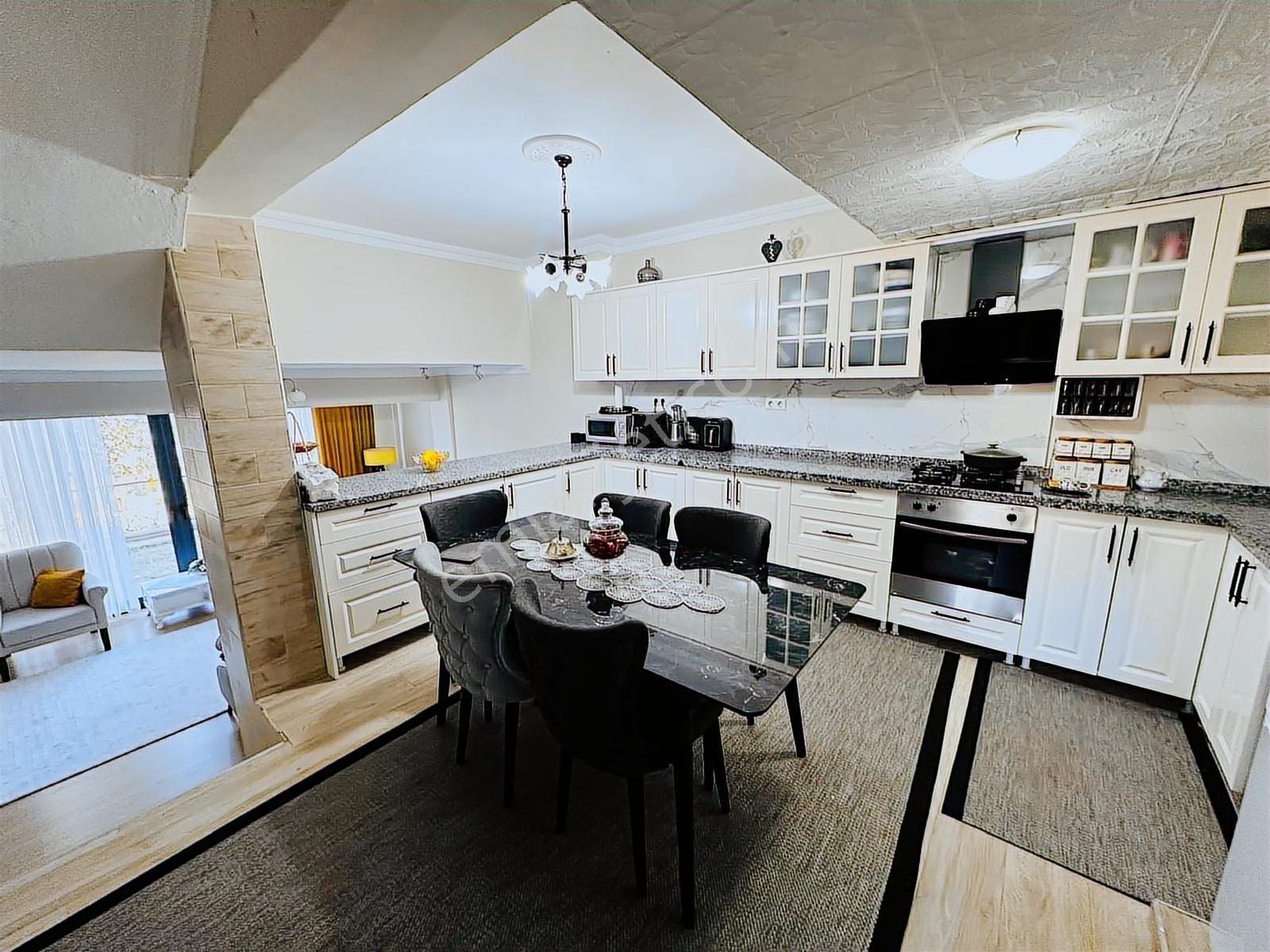 Güllük'te Yenilenmiş, Düz Ayak, Bahçeli Ve Kaloriferli Müstakil - Görsel 2