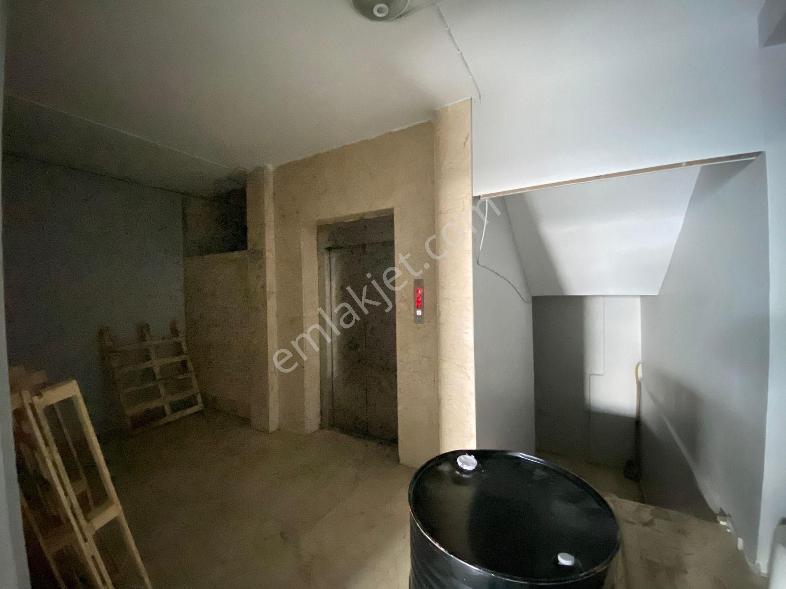 Realhouse Gayrimenkul'den Yıldırım Beyazıt Cad.kiralık 1700m2