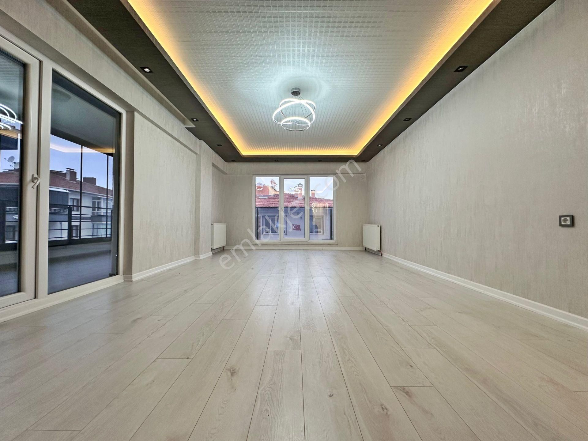 Özçelikler'de Ana Cadde Üzeri Ara Katta İskanlı Çift Banyolu 3 Balkonlu Full Yapılı 4+1 Daire - Görsel 10