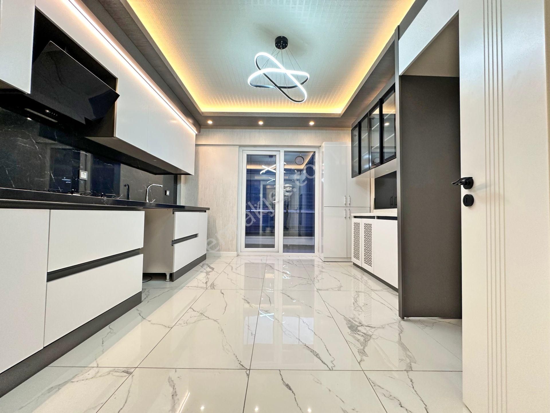 Özçelikler'de Ana Cadde Üzeri Ara Katta İskanlı Çift Banyolu 3 Balkonlu Full Yapılı 4+1 Daire - Görsel 12