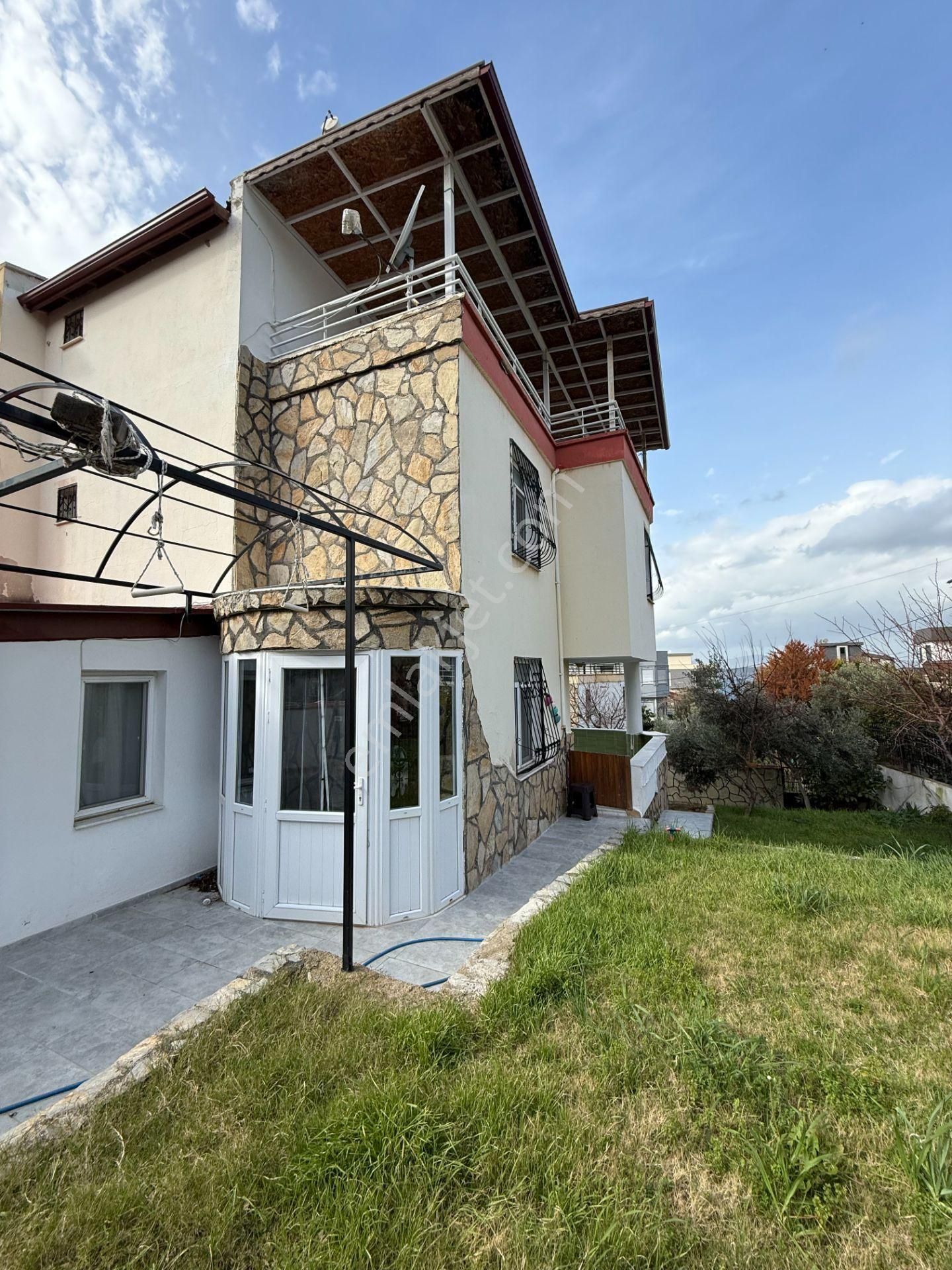 Seferihisar Akarca Atakum Sitesi’nde Bahçeden Deniz Manzaralı Satılık Villa - Görsel 2