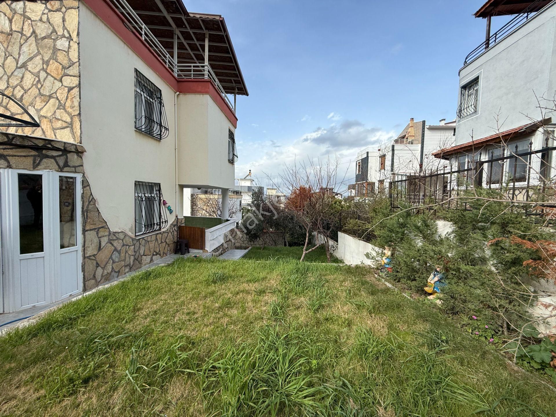 Seferihisar Akarca Atakum Sitesi’nde Bahçeden Deniz Manzaralı Satılık Villa - Görsel 3