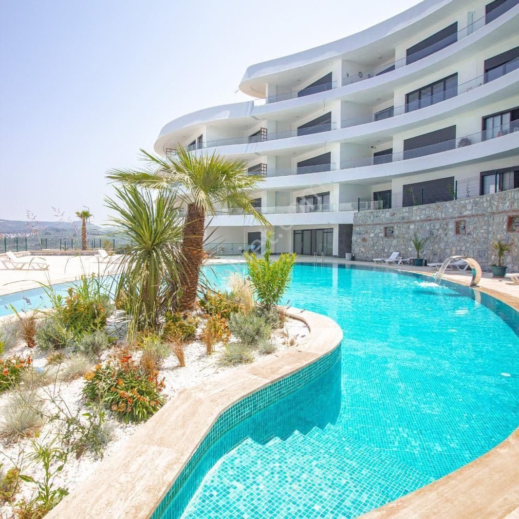 Kuşadasında Ful Eşyalı 3+1 Havuzlu Sitede Kapalı Otoparklı Lüks Daire