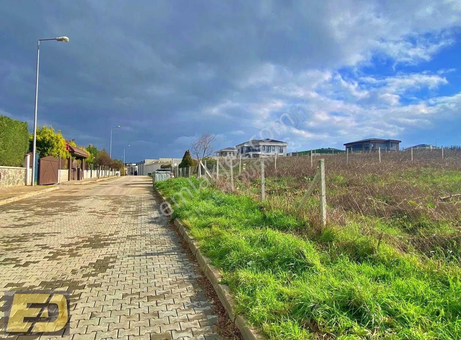 Ed Arsadan Büyükçekmecede Vilların Dibinde İstanbul Tapulu Arsa