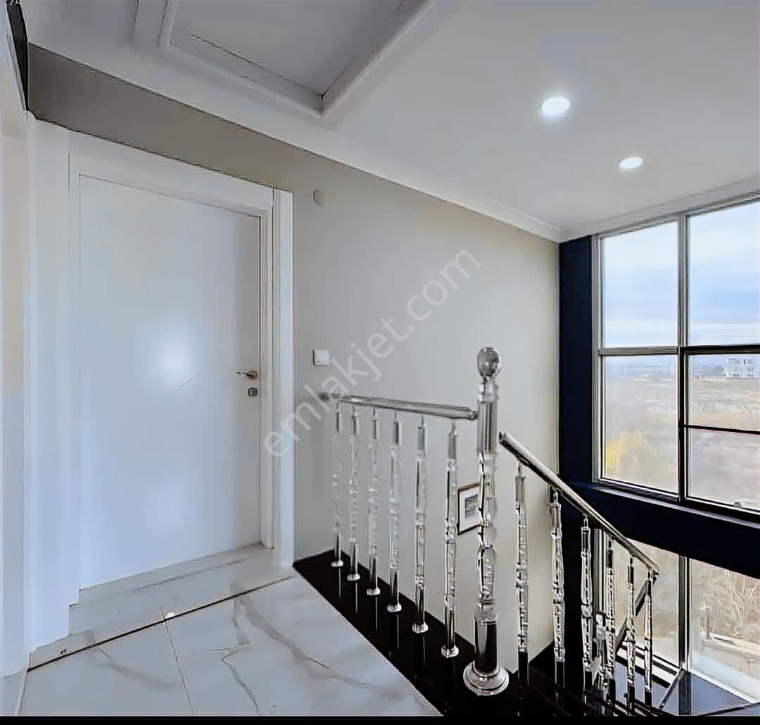 5 Yıllık Edremit Te Deniz 5 Dk Tam Müstakil Bahçeli Havuzlu 6+1 Villa - Görsel 15