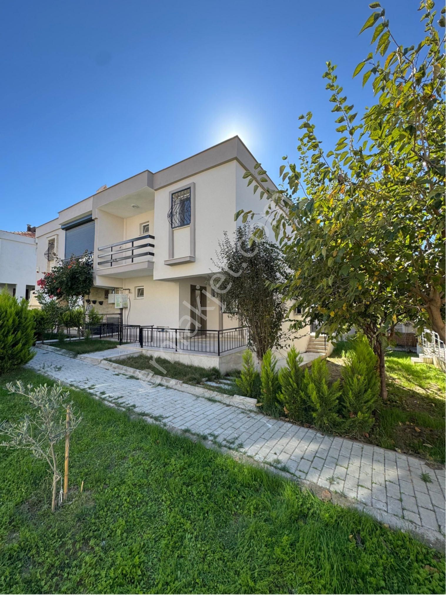 Kuşadası Kadınlar Denizinde Geniş Bahçeli Masrafsız 3+1 Satılık Fırsat Villa