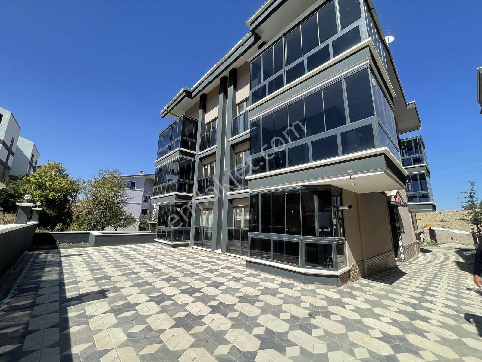 Altın Emlak'tan İncek'de1+1 Satılık Ara Kat Ön Cephe