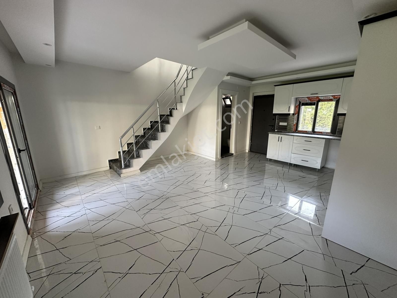 Foça'nın Kalbinde Taşınmaya Hazır, Boş Ve Sıfır Tripleks Villa - Görsel 13