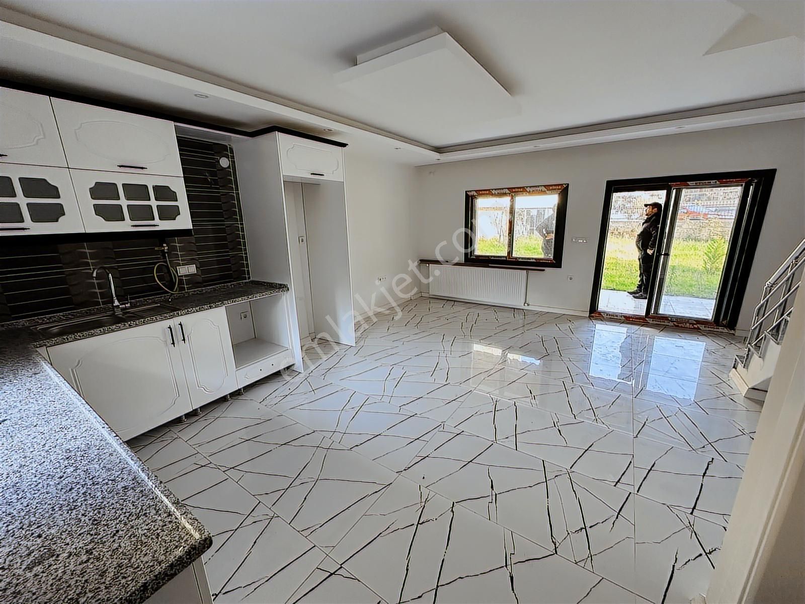 Foça'nın Kalbinde Taşınmaya Hazır, Boş Ve Sıfır Tripleks Villa - Görsel 12