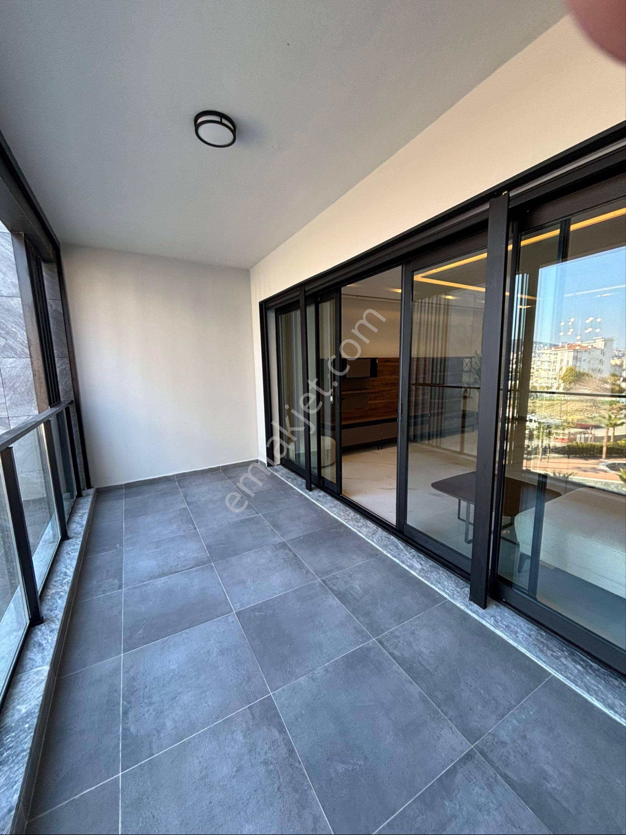 Kuşadasında Merkezde Düz Ayak 3+1 Lüks Modern Satılık Geniş Daire - Görsel 11