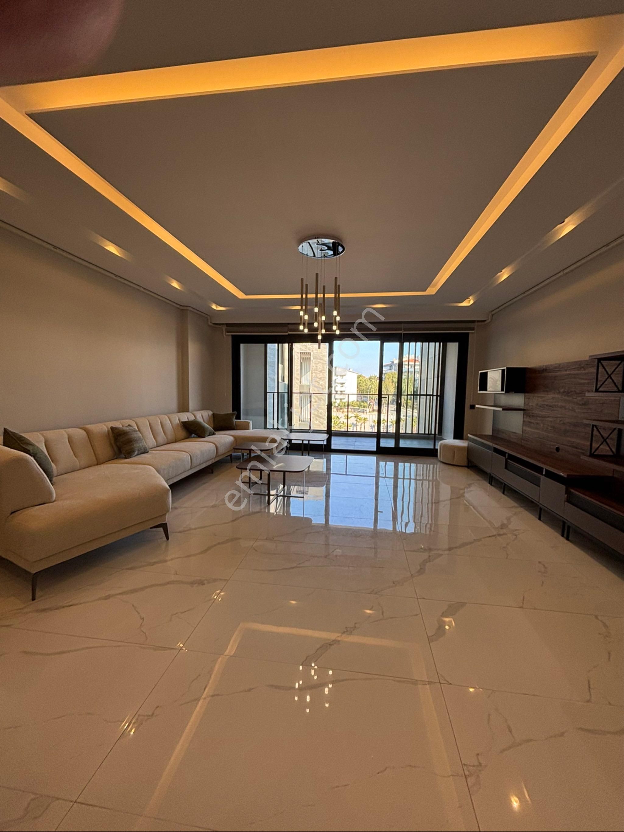 Kuşadasında Merkezde Düz Ayak 3+1 Lüks Modern Satılık Geniş Daire - Görsel 3