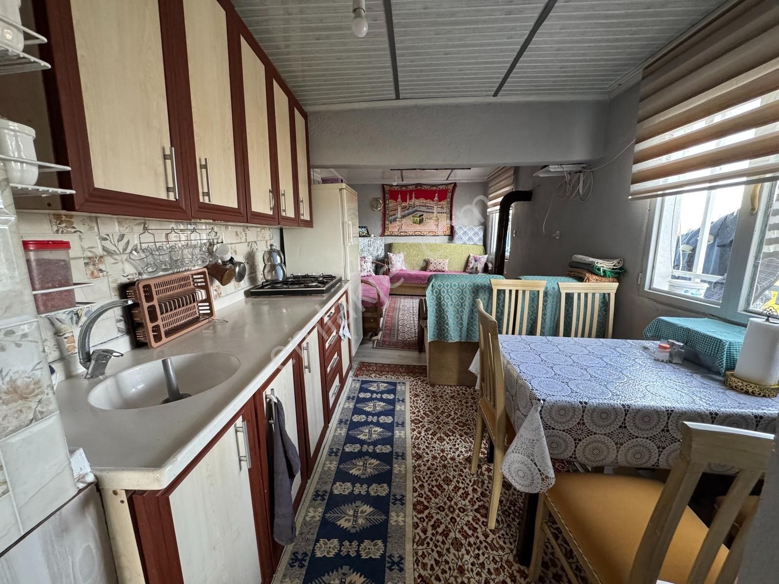 Köprübaşı'da Satılık Asfalt Üstü 4494 M2 Hobi Bahçeli Köy Evi - Görsel 4