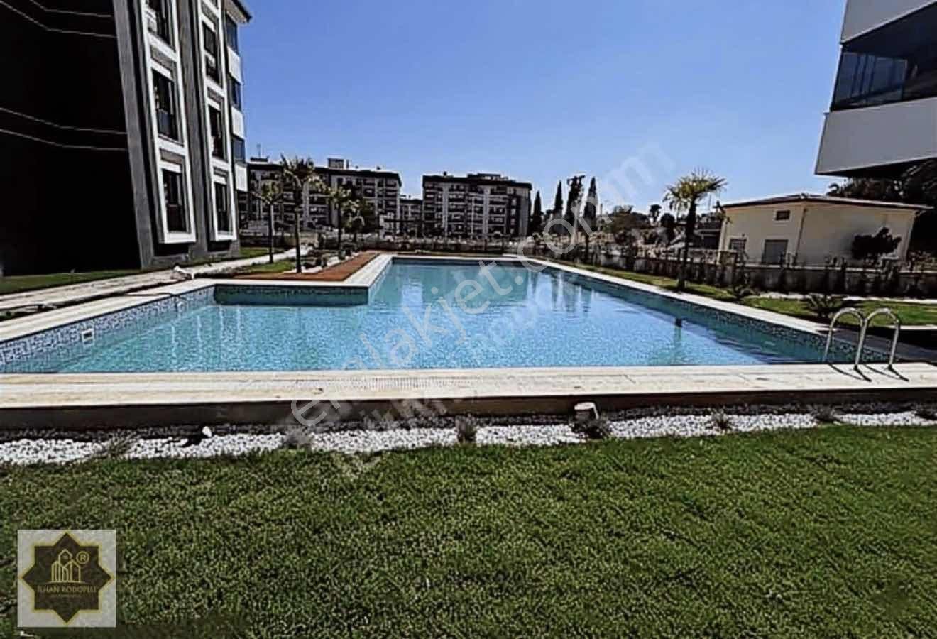 İlhan Rodoplu'dan Havuzlu Site'de Satılık 2+1 Daire