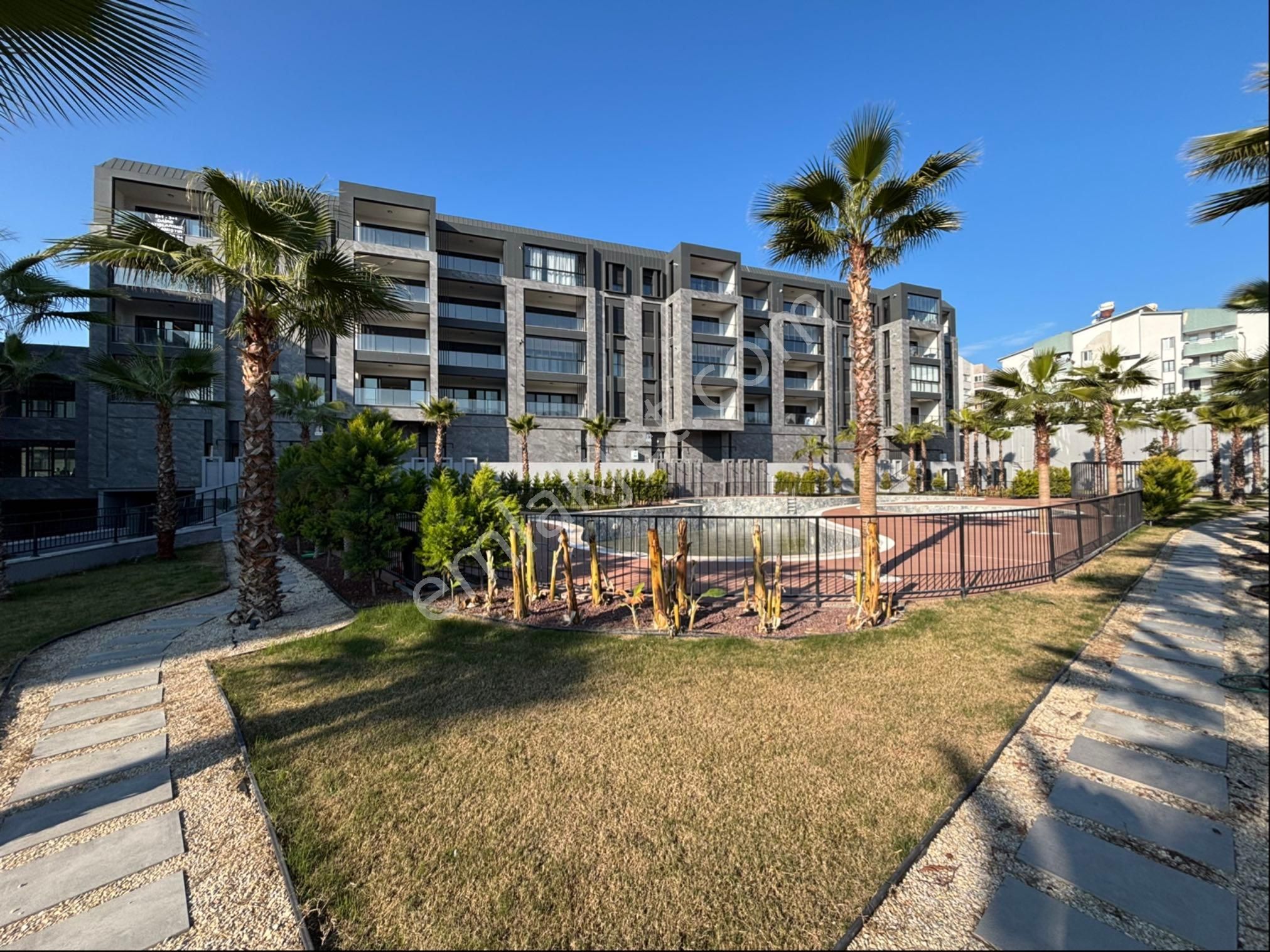 Kuşadası Merkezde 2+1 3+1 Havuzlu Sitede Düz Ayak Merkezi Konumda Lüks Daireler - Görsel 29