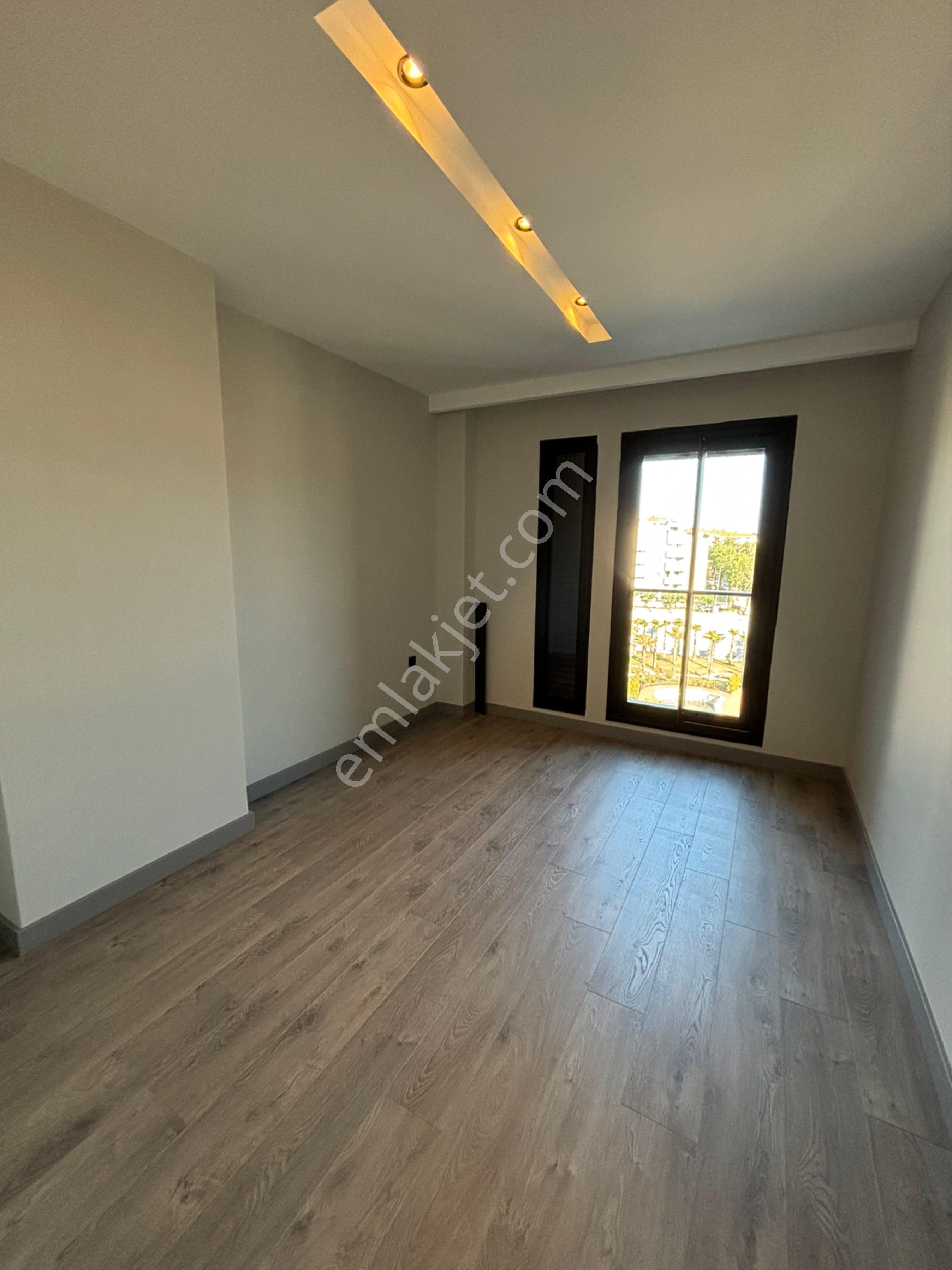 Kuşadası Merkezde 2+1 3+1 Havuzlu Sitede Düz Ayak Merkezi Konumda Lüks Daireler - Görsel 9