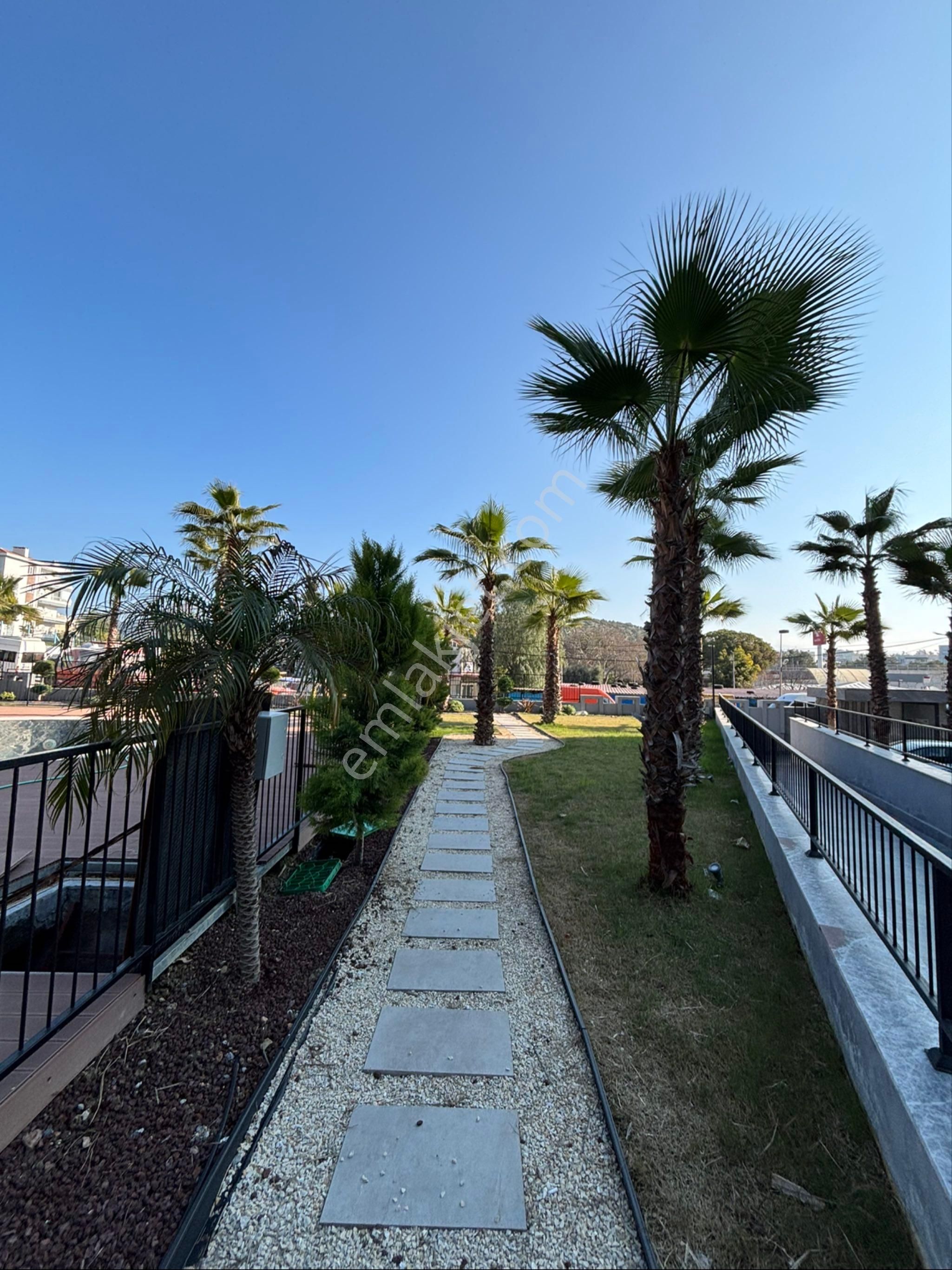 Kuşadası Merkezde 2+1 3+1 Havuzlu Sitede Düz Ayak Merkezi Konumda Lüks Daireler - Görsel 24