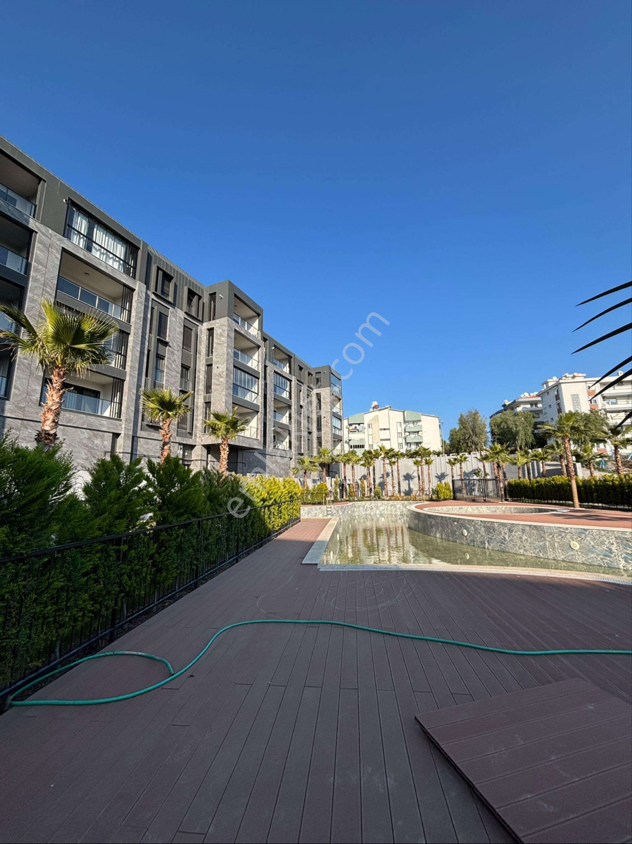 Kuşadası Merkezde 2+1 3+1 Havuzlu Sitede Düz Ayak Merkezi Konumda Lüks Daireler - Görsel 23