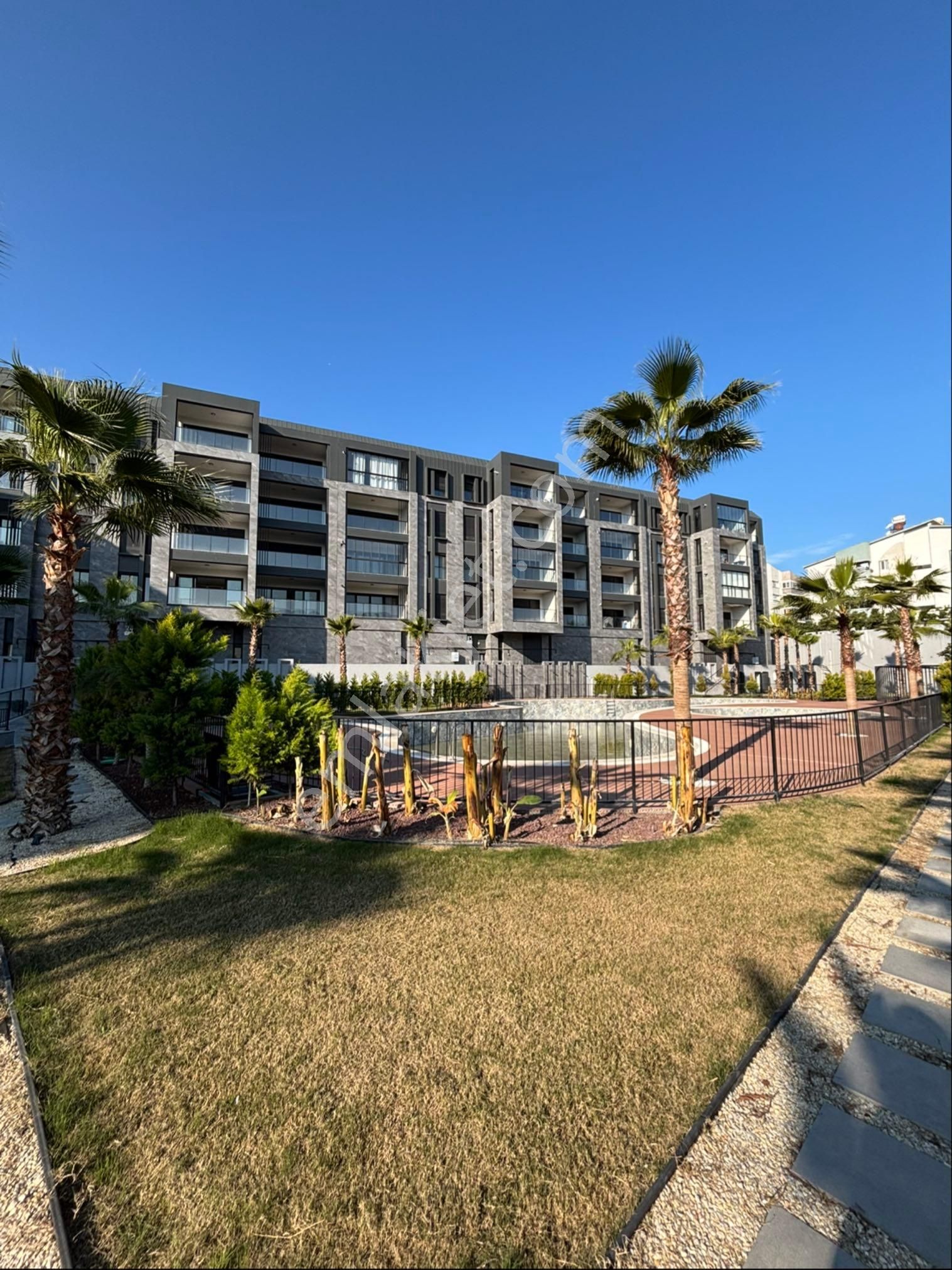 Kuşadası Merkezde 2+1 3+1 Havuzlu Sitede Düz Ayak Merkezi Konumda Lüks Daireler - Görsel 2