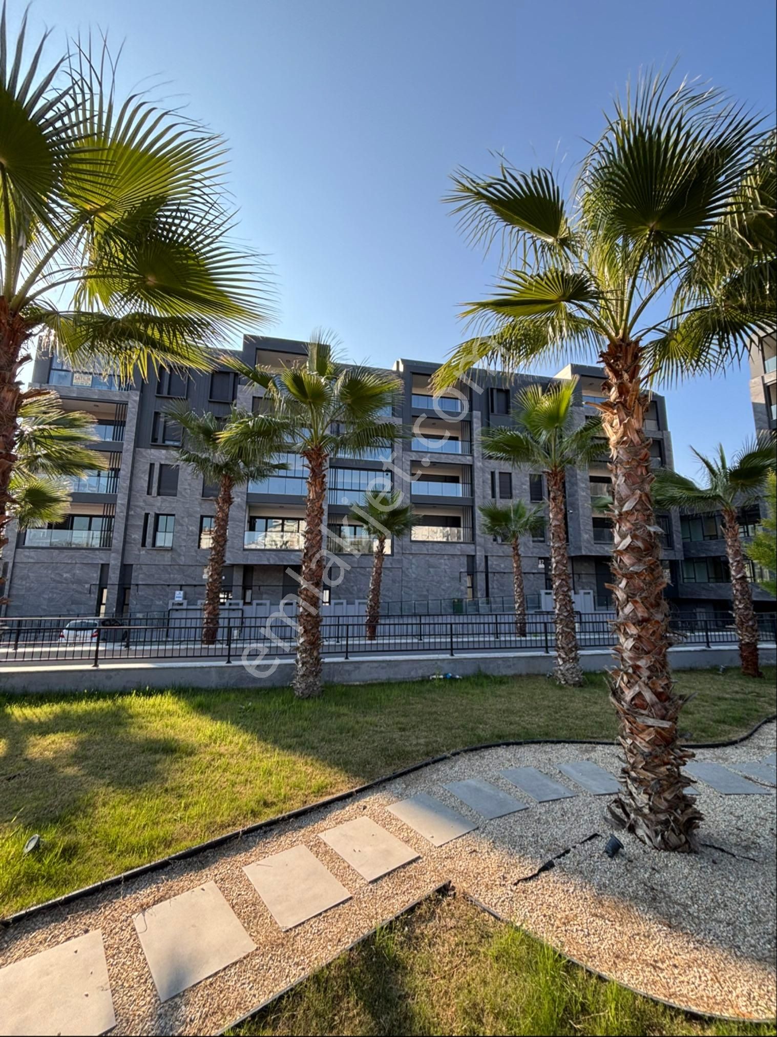 Kuşadası Merkezde 2+1 3+1 Havuzlu Sitede Düz Ayak Merkezi Konumda Lüks Daireler - Görsel 27