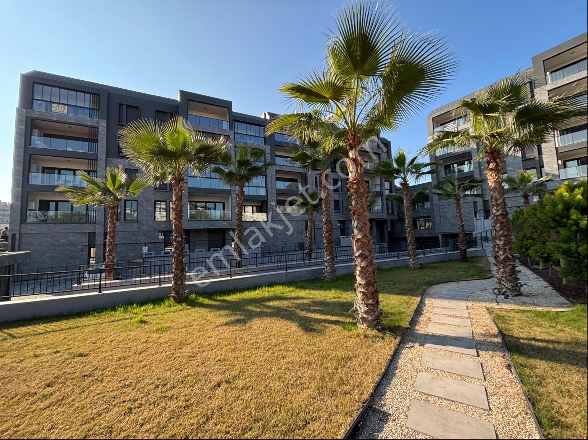 Kuşadası Merkezde 2+1 3+1 Havuzlu Sitede Düz Ayak Merkezi Konumda Lüks Daireler