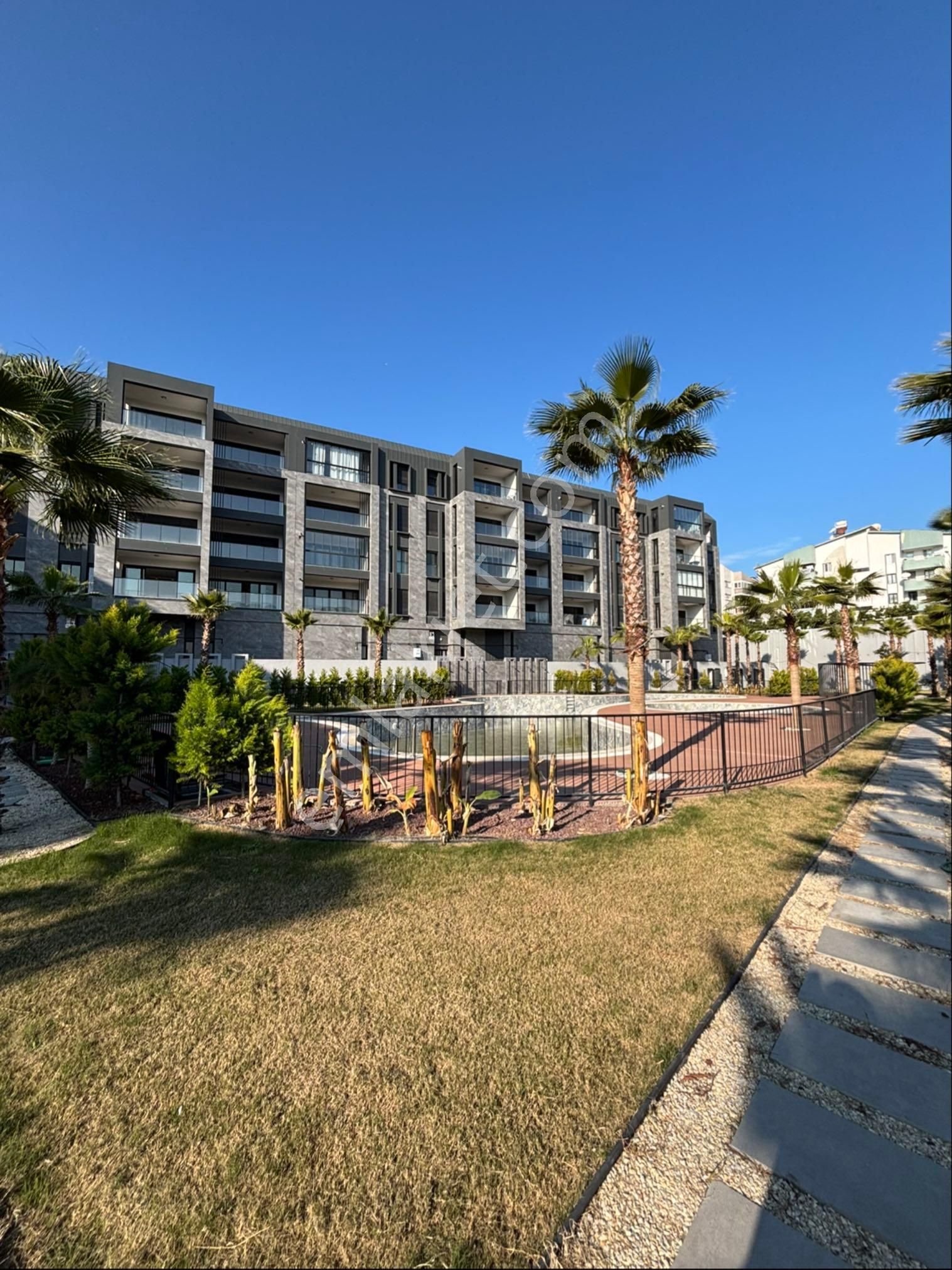 Kuşadası Merkezde 2+1 3+1 Havuzlu Sitede Düz Ayak Merkezi Konumda Lüks Daireler - Görsel 26