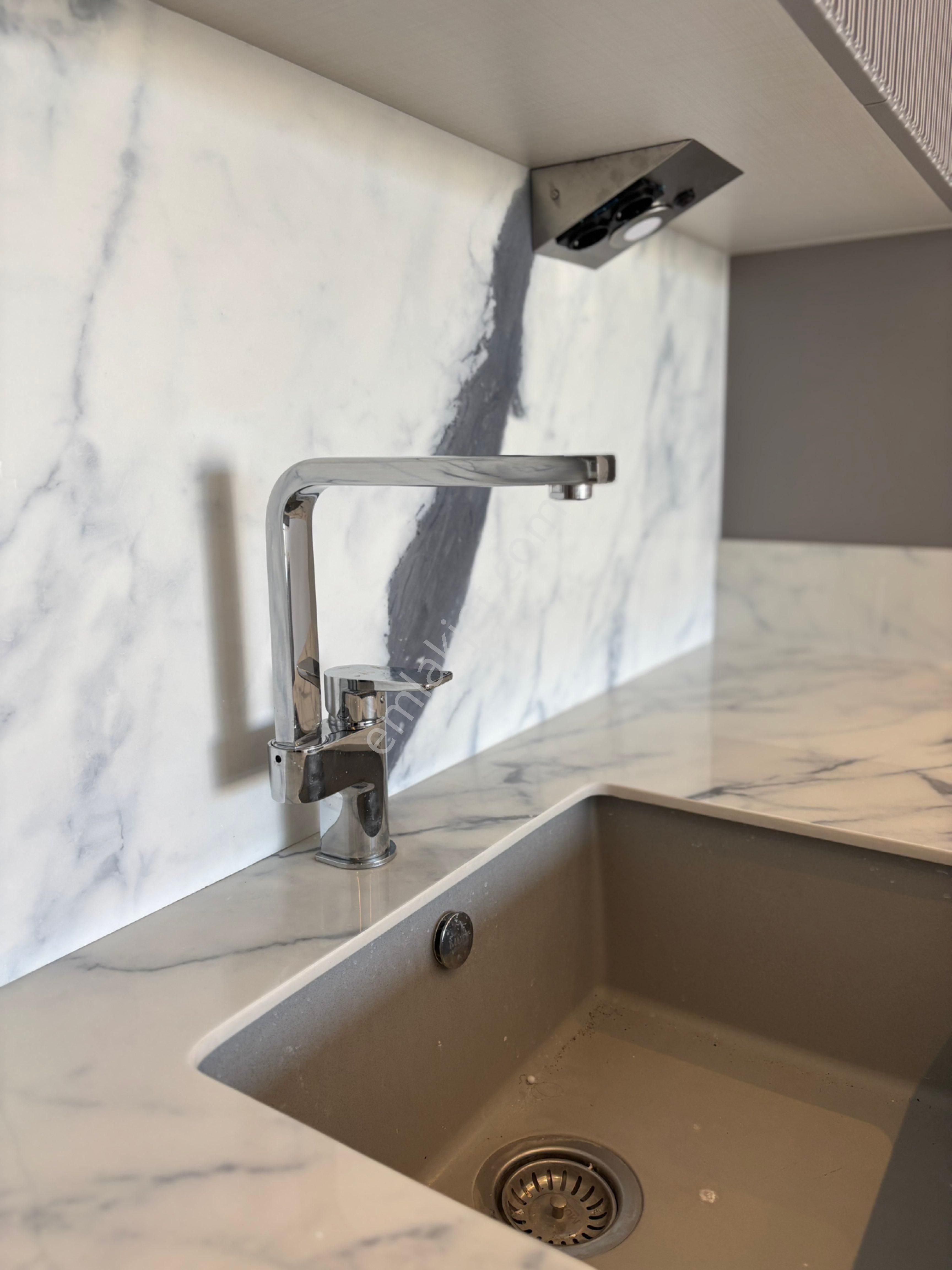 Kuşadası Merkezde 2+1 3+1 Havuzlu Sitede Düz Ayak Merkezi Konumda Lüks Daireler - Görsel 19