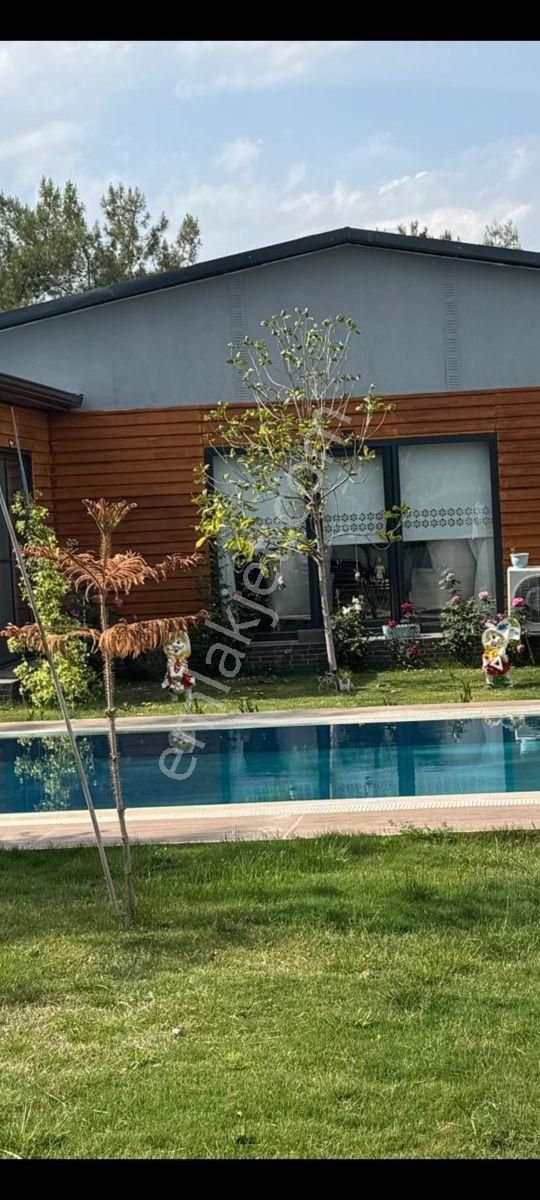 Satılık Duacıda 1000m2 İçerısınde Yüzme Havuzlu 170m2 Vılla