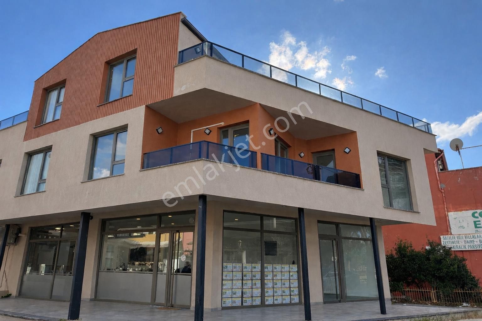 Burhaniye Öğretmenler Mahallesinde Denize 300 Mtr Satılık 2+1 Dubleks Daire