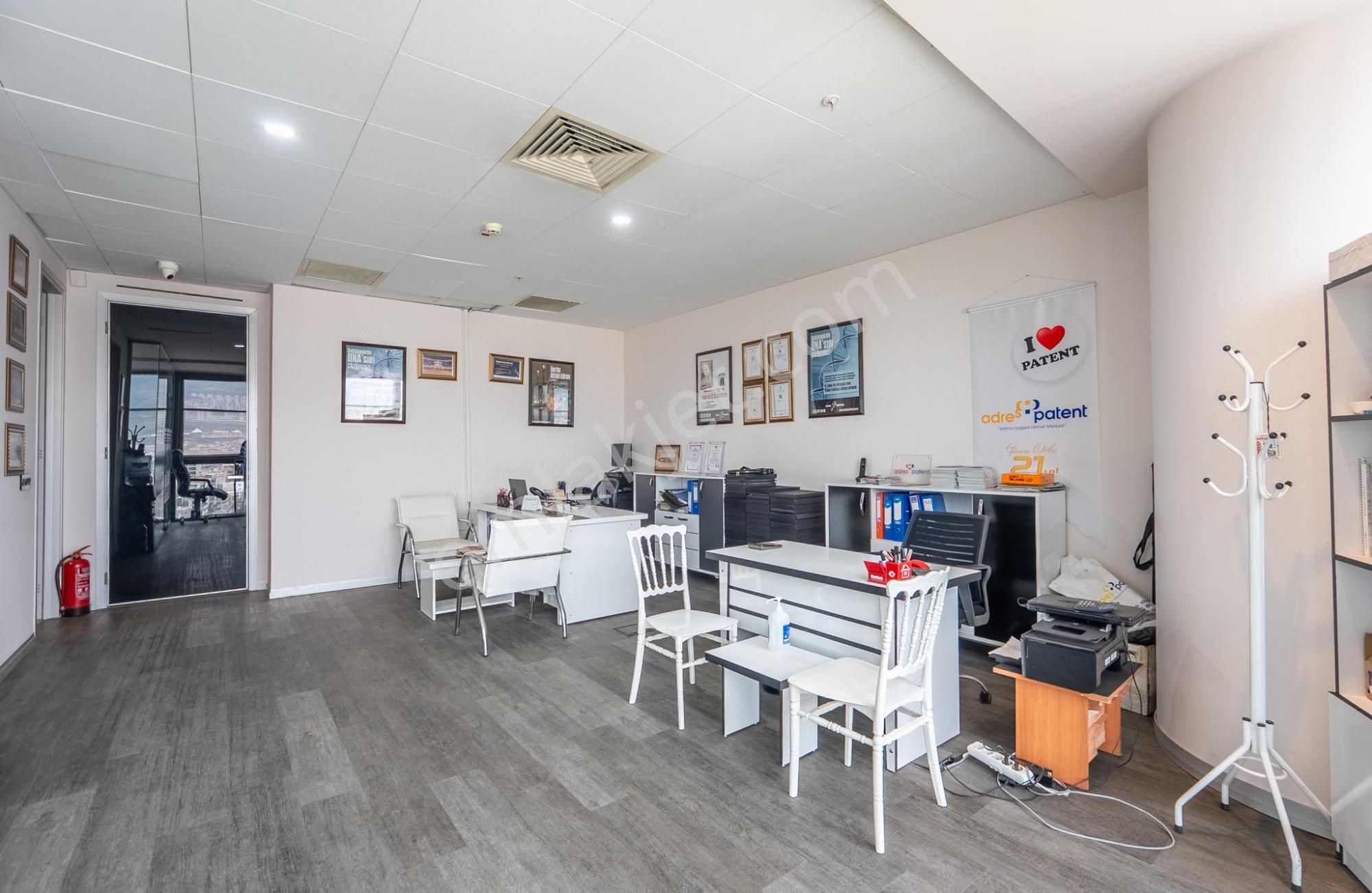 Remax Targettan Bayraklı Towerda 1+1 Ofıs - Görsel 3