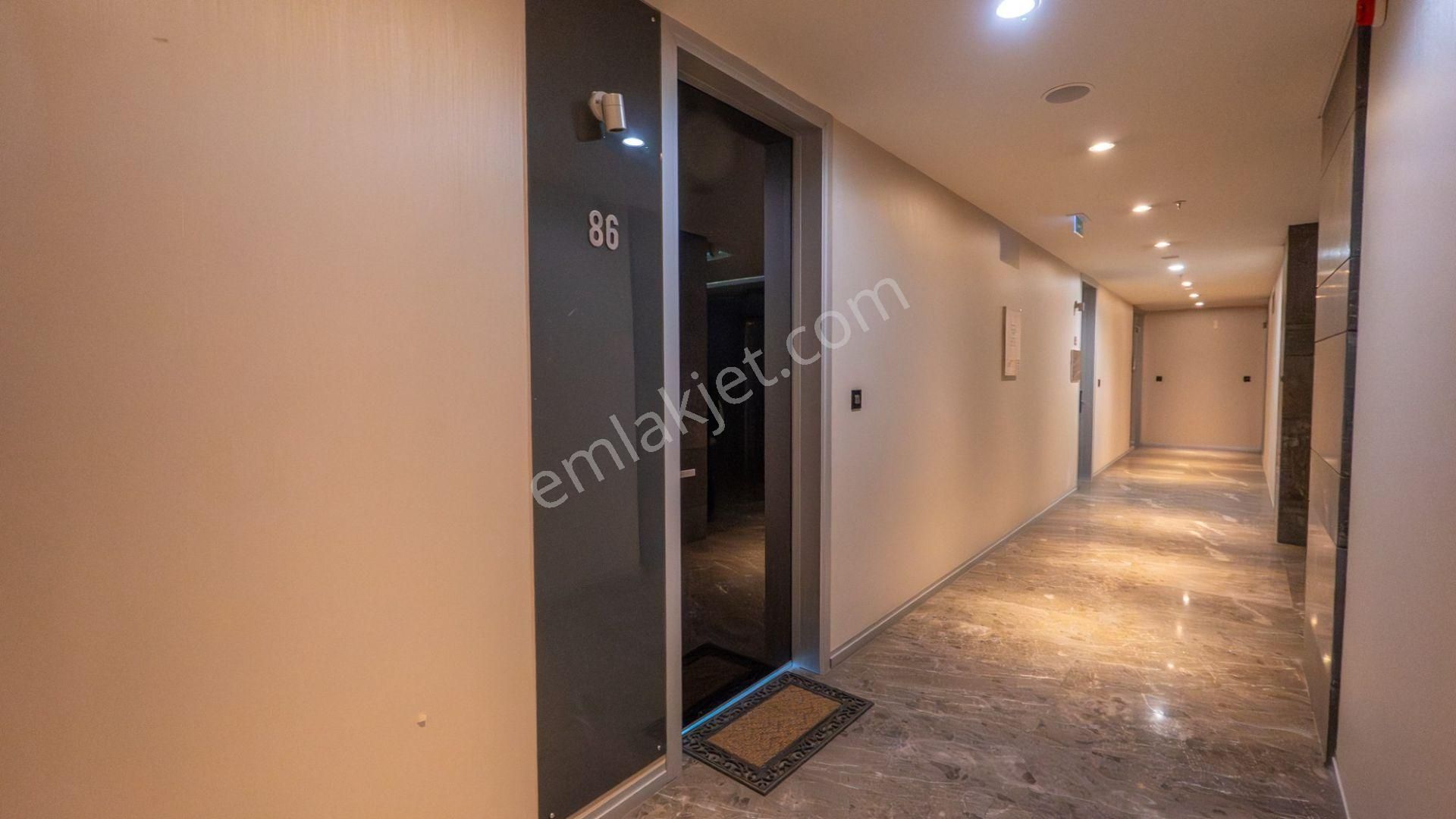 Remax Targettan Bayraklı Towerda 1+1 Ofıs - Görsel 21