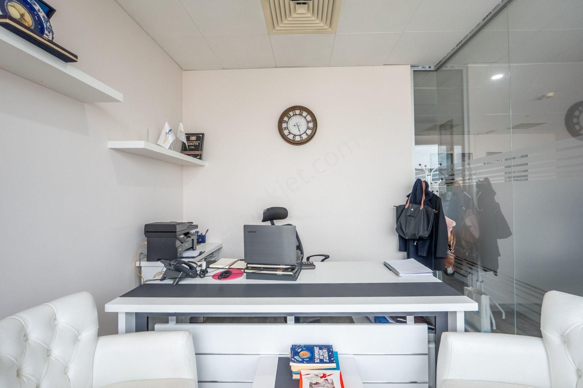 Remax Targettan Bayraklı Towerda 1+1 Ofıs - Görsel 16