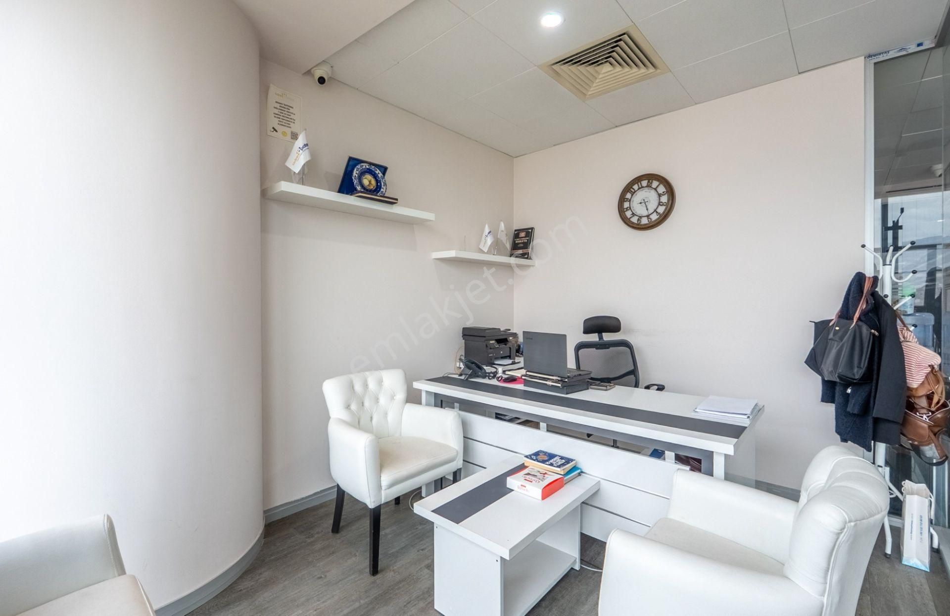 Remax Targettan Bayraklı Towerda 1+1 Ofıs - Görsel 29