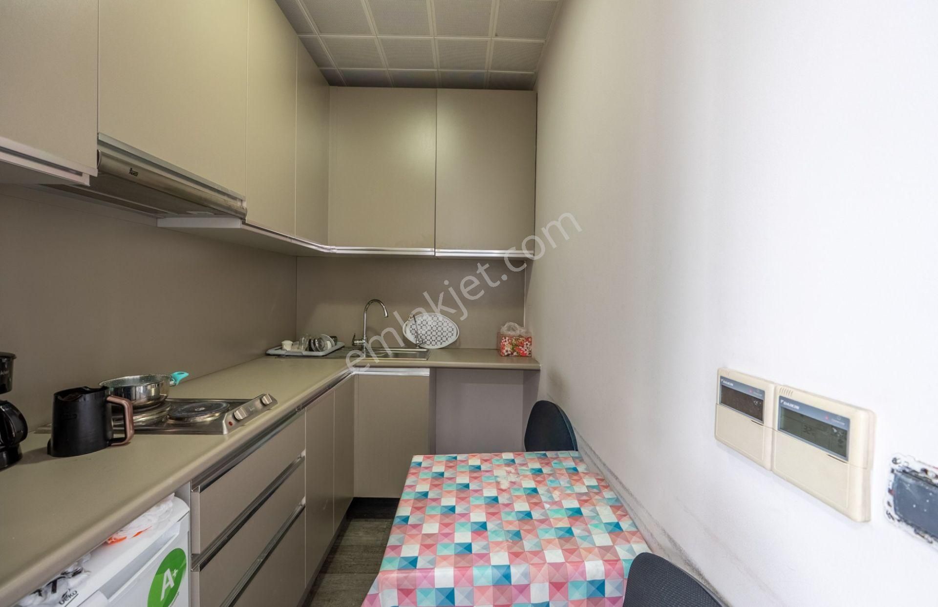 Remax Targettan Bayraklı Towerda 1+1 Ofıs - Görsel 32