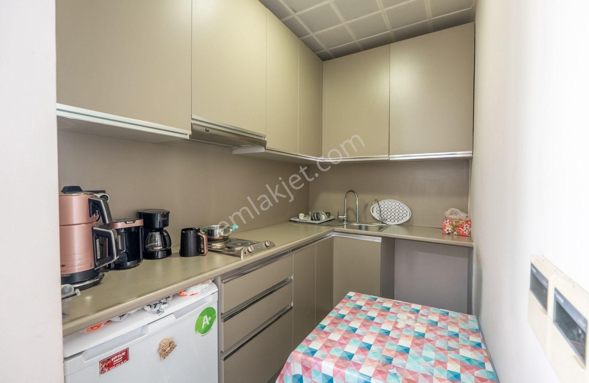 Remax Targettan Bayraklı Towerda 1+1 Ofıs - Görsel 18