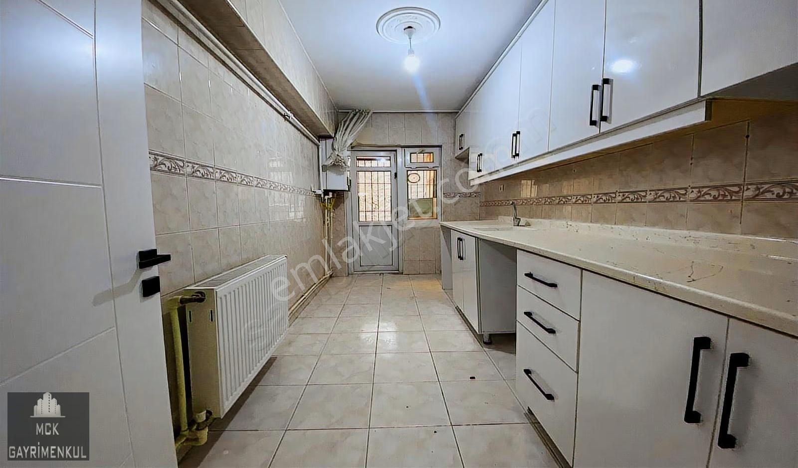 Yunus Emre Caddesi Yakını Yapılı Balkonlu 3+1 Bahçe Kat