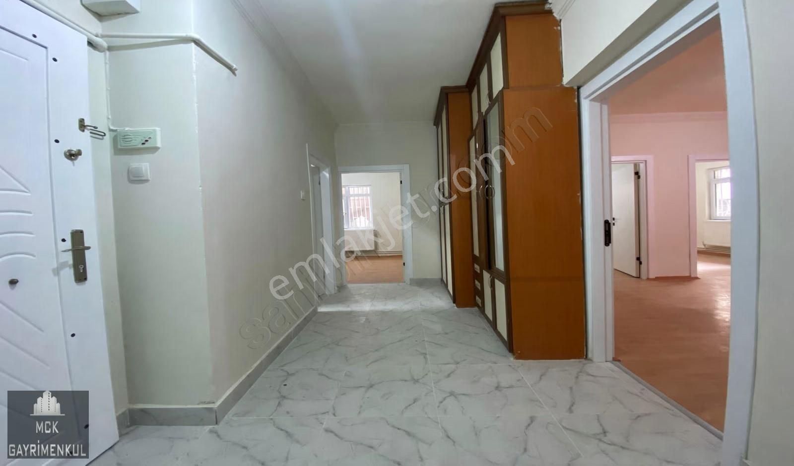 Yunus Emre Caddesi Yakını Yapılı Balkonlu 3+1 Bahçe Kat - Görsel 4